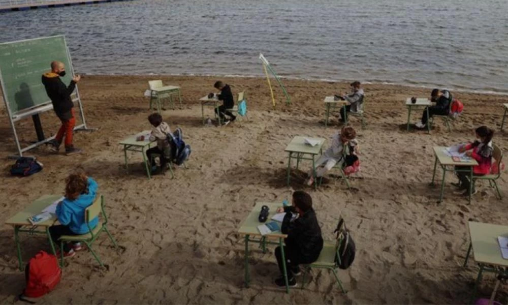 Ισπανία: Μετέφεραν την σχολική τάξη στην… παραλία